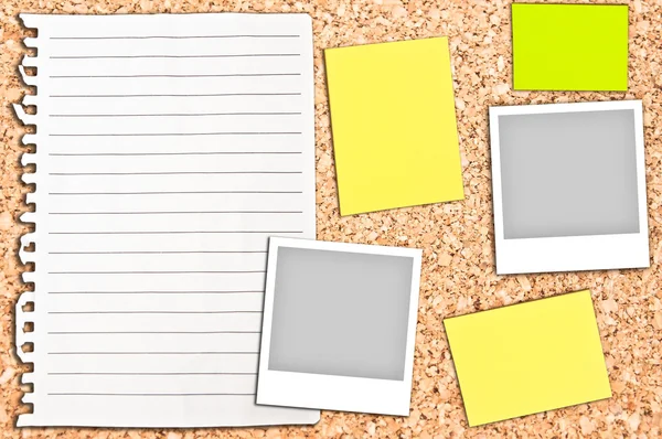 Mantar pano ile boş bir beyaz sayfa ve notlar — Stok fotoğraf