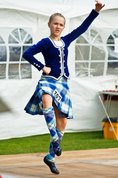 İskoç kız dansçı geleneksel dans performans sergiliyor. — Stok fotoğraf
