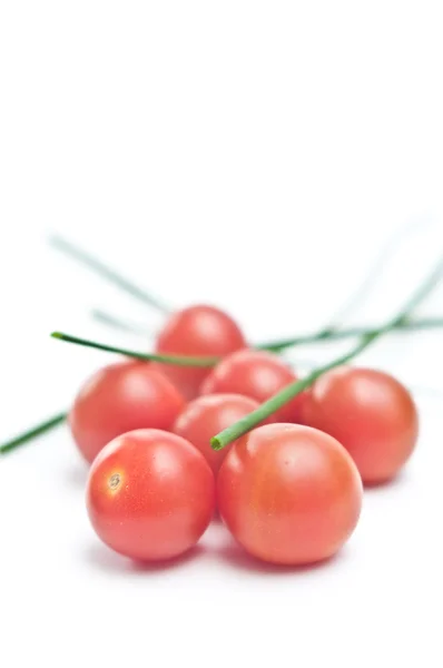 Pomodori ciliegia con erba cipollina — Foto Stock