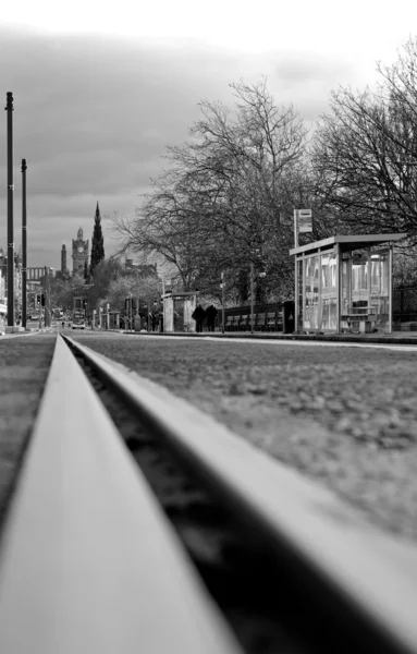 Uma linha de bonde com vista para Princes Street em Edimburgo, Escócia — Fotografia de Stock