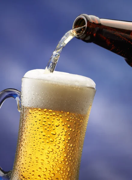 Versare la birra — Foto Stock