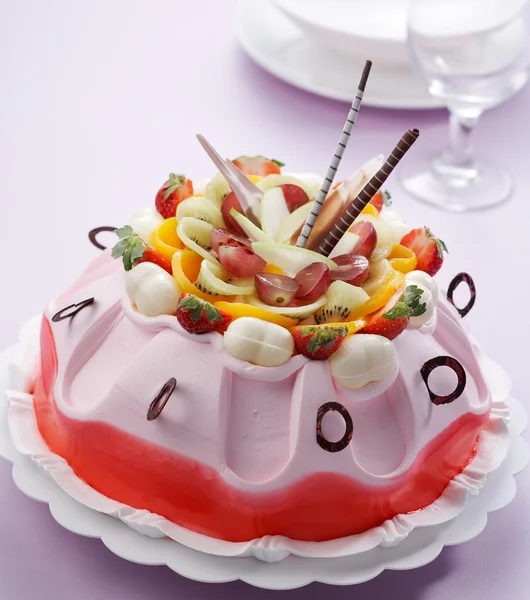 Gâteau aux fruits roses — Photo
