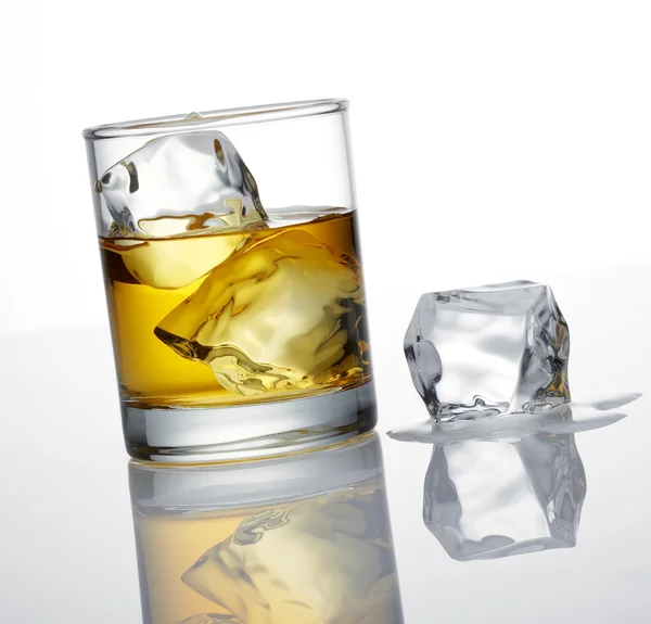 Whisky e cubo de gelo — Fotografia de Stock