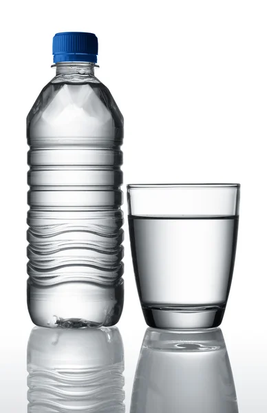 Vatten i flaska och glas — Stockfoto