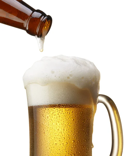 Hällande öl — Stockfoto
