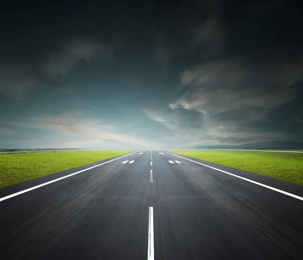 Airport runway — Stock Photo, Image