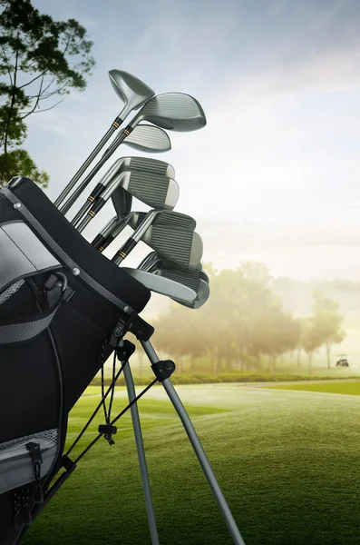 Golf-felszerelés a pályán — Stock Fotó