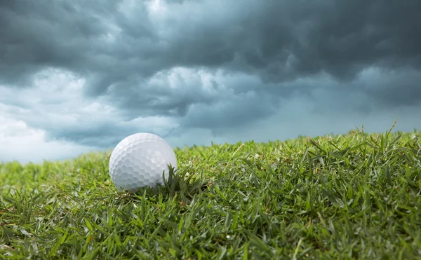 М'яч для гольфу на трасі — стокове фото