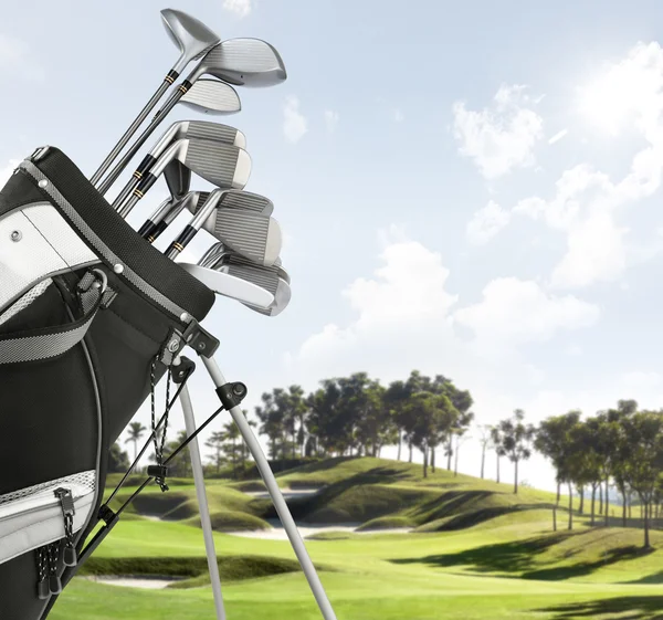 Golf-felszerelés a pályán — Stock Fotó
