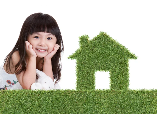 Groen gras huis met meisje — Stockfoto