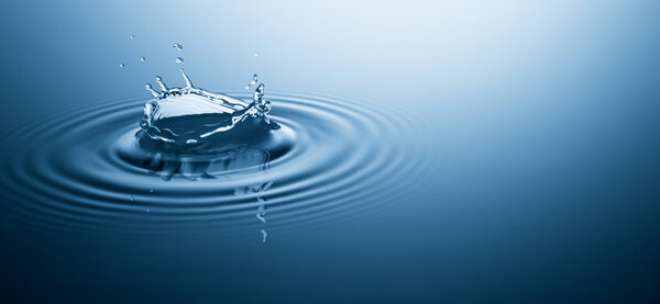 Salpicadura de agua y ondulación — Foto de Stock