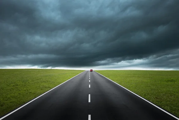 Estrada com céu nublado — Fotografia de Stock
