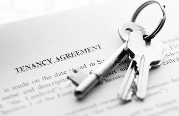 Keys on document — Stock Photo, Image