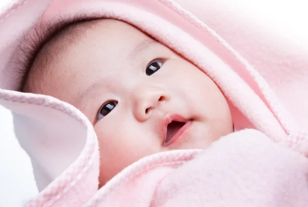 Ребенок с розовым одеялом — стоковое фото