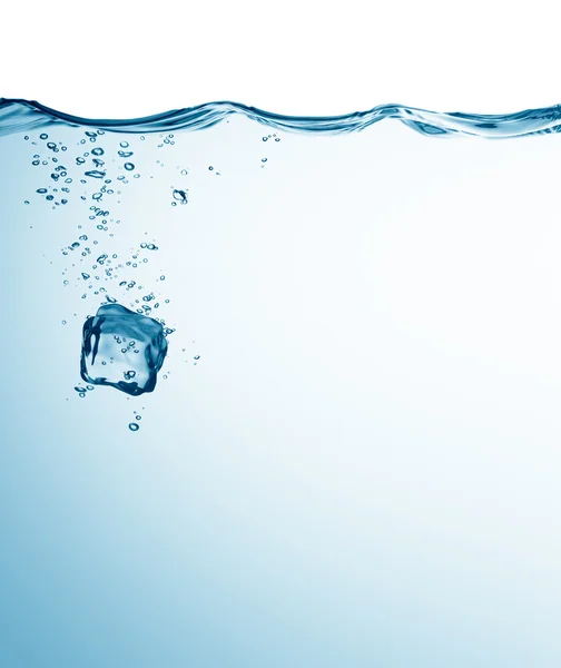 물에 아이스 큐브 — 스톡 사진