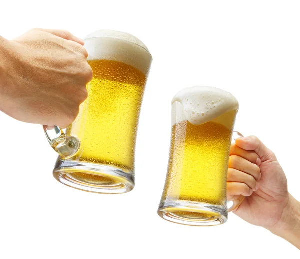 Anstoßen mit Bier — Stockfoto