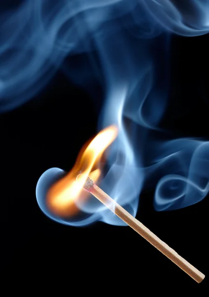 煙と燃えるマッチ — ストック写真