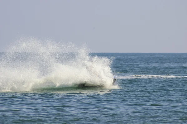 Az ember a tenger vízsugárral. — Stock Fotó