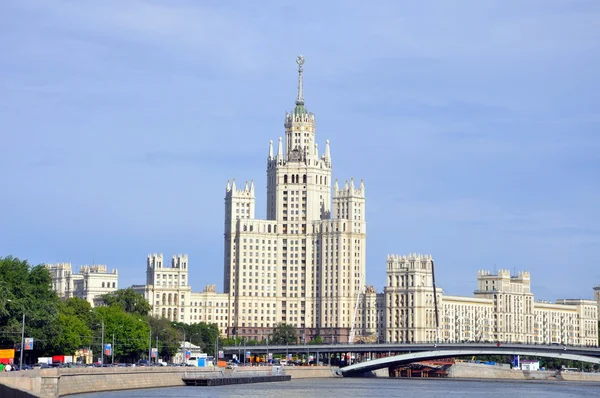 Wieżowiec na nasyp kotelnicheskaya — Zdjęcie stockowe