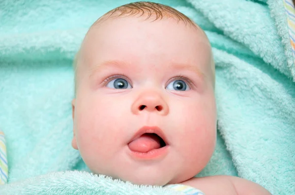 Ребенок в полотенце — стоковое фото