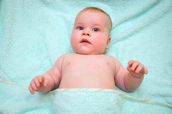 Criança em uma toalha — Fotografia de Stock