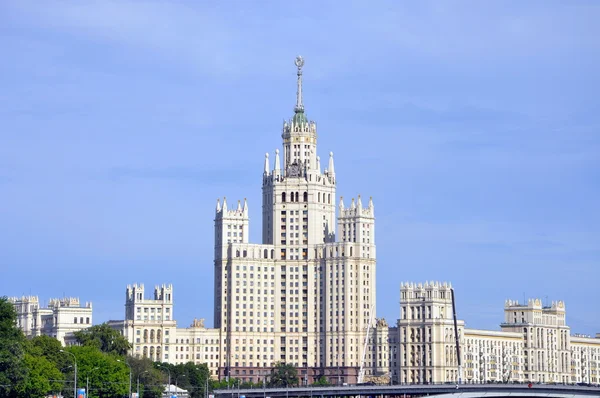 Wolkenkrabber op kotelnicheskaya Dijk — Stockfoto