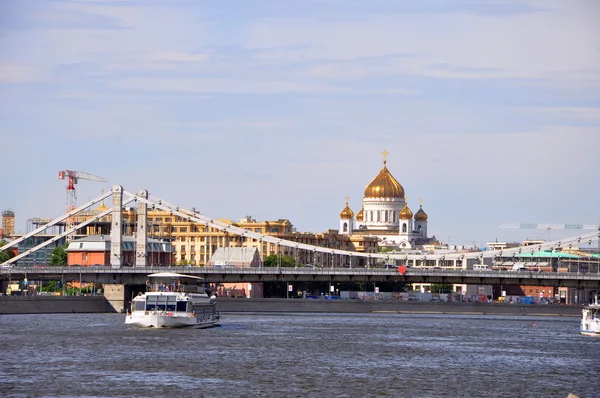 Пішохідні теплохід плаває — стокове фото