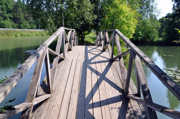 Most pro pěší u rybníka v Abramcevu muzeum kombi — Stock fotografie