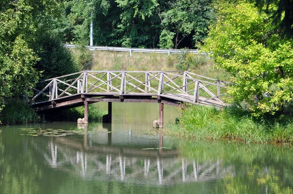 Gyalogos híd a tó, a Múzeum-ingatlan Abramtsevo: — Stock Fotó