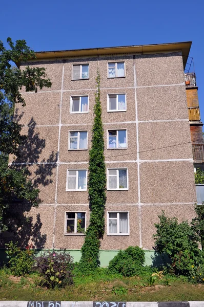 Casa de apartamento de cinco andares — Fotografia de Stock