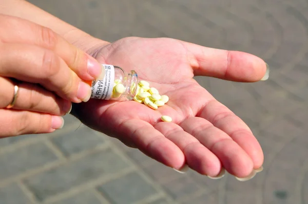 Tabletki waleriany na kobietę w rękę — Zdjęcie stockowe