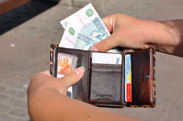 Las manos de las mujeres quitadas del dinero del bolso — Foto de Stock