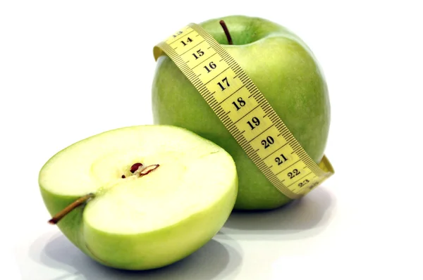 Зеленое яблоко и рулетка — стоковое фото