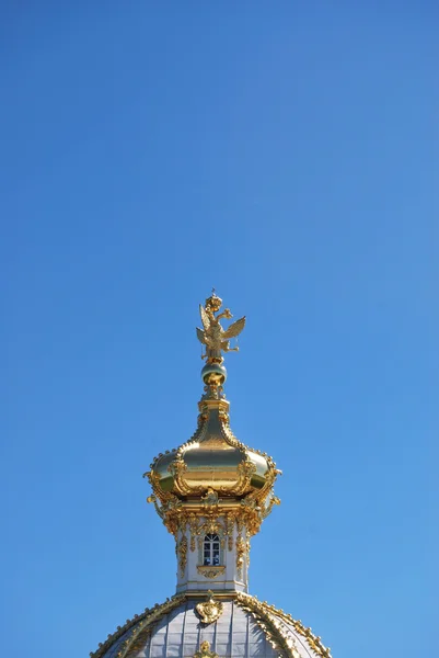 Купол большого петергофского дворца — стоковое фото