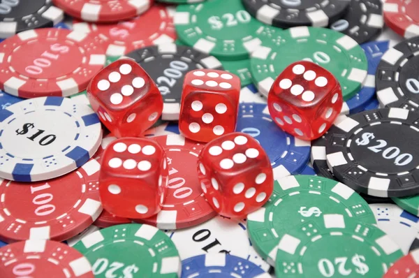 Dados en fichas de poker — Foto de Stock