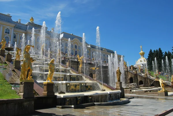 Grand trapsgewijs fonteinen in peterhof palace — Stockfoto