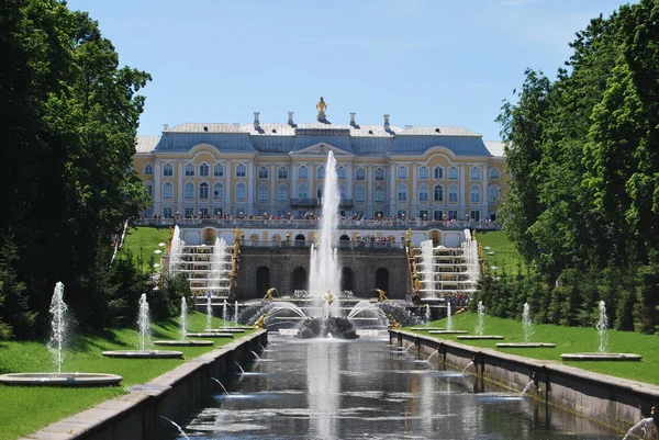 Grand peterhof palota és a grand kaszkád — Stock Fotó