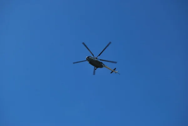 Helicóptero voador — Fotografia de Stock