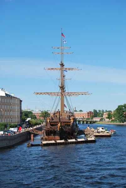 Frigate near Peter and Paul cathedral — Stock Photo, Image