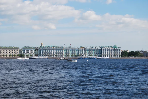 皇宫码头与圣彼得堡冬宫博物馆的全景 — 图库照片