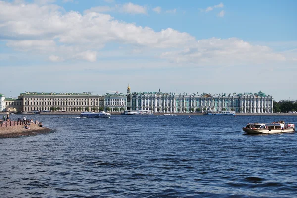 皇宫码头与圣彼得堡冬宫博物馆的全景 — 图库照片