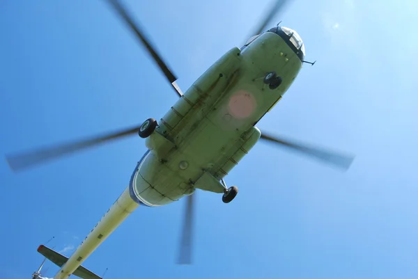 Flying helikopter — Stockfoto