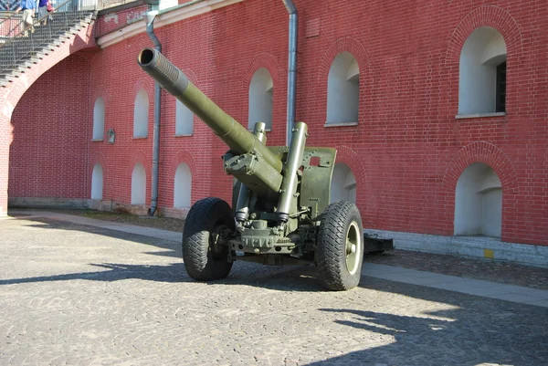 Artylerii armat w pobliżu muru twierdzy Piotra i Pawła — Zdjęcie stockowe