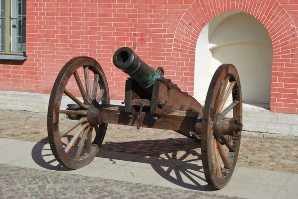 Артиллерийская пушка у стены Петропавловской крепости — стоковое фото