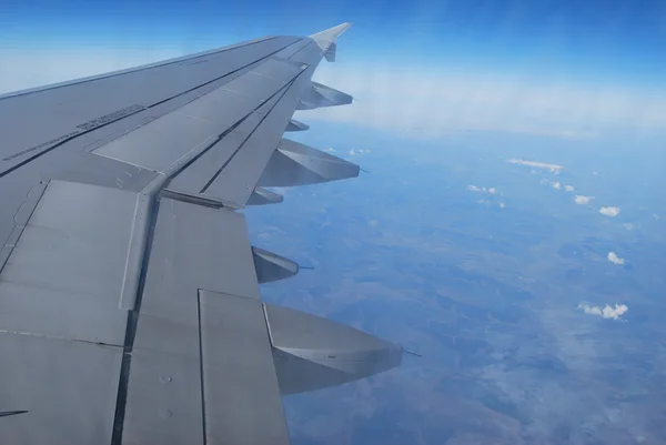 Крыло самолета и небо — стоковое фото