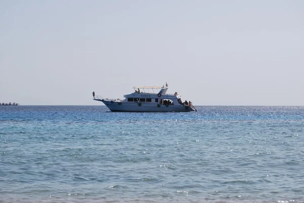 Белая яхта на Красном море — стоковое фото