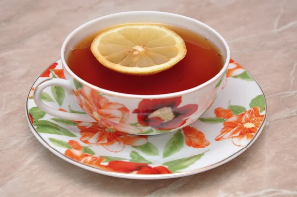 Tazza con tè e limone — Foto Stock