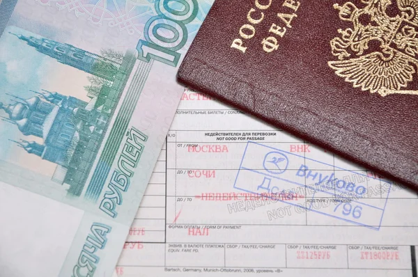 Passaporte russo, bilhete de avião e dinheiro — Fotografia de Stock