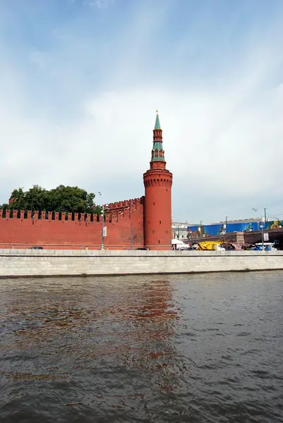 Μόσχα, Κρεμλίνο φρούριο με καθεδρικούς ναούς και το παλάτι, κοντά στον ποταμό — Φωτογραφία Αρχείου