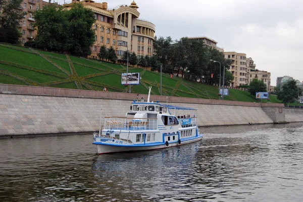 Barco crucero por el río Moscú — Stockfoto